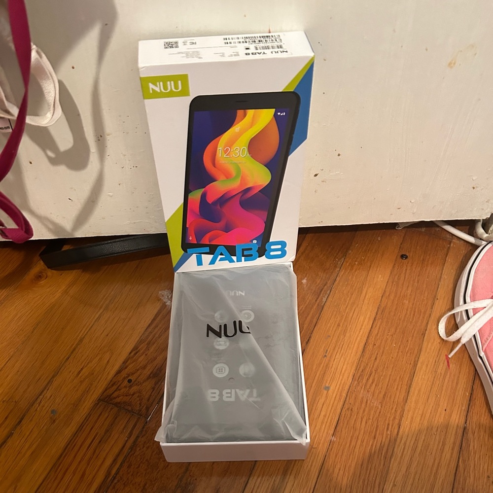 Brand new tablet by samsinte, still in original packaging brand new, black